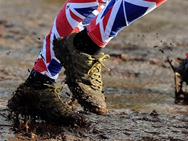 BAHNEM K VÍTZSTVÍ. Soutící tradiního britského klání s názvem Tough Guy...