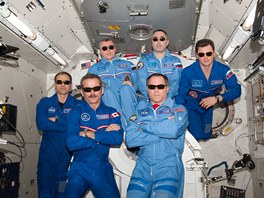 Souasn posdka ISS - Expedice 34. Vpedu vlevo velitel Kevin Ford (NASA),...
