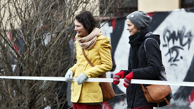 Lid symbolicky ohraniili pozemek, kter m bt zastavn.