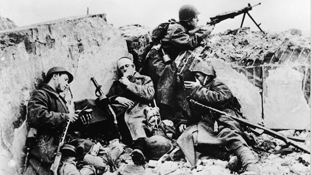 Obránci Stalingradu byli zatlaováni stále hloubji k Volze, za kterou nesmli...