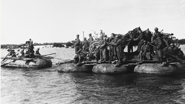 V polovin listopadu Rud armda zatoila na severn a jin kdlo nmeck armdy a dostala ji do klet. Wehrmacht marn dal Hitlera o povolen k proveden vyproovacho manvru. Vdce trval na udren msta za kadou cenu.