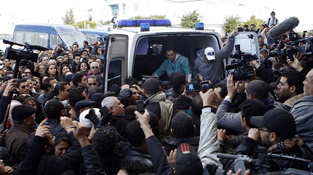 Sanitku s tlem pedka tunisk opozice ukr Bilajdem  pi cest z nemocnice do mrnice obklopily davy lid (6. nora 2013) 