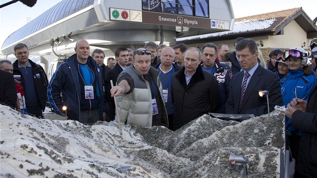 Rusk prezident Vladimir Putin a m MOV Jacques Rogge si prohl model sportovi v Soi (6. nora 2013)