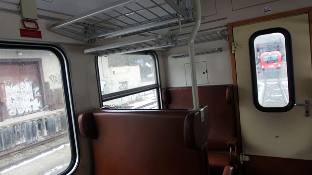 V Adamov na Blanensku jel vlak EuroCity po koleji, na kter stl osobk. Strojvedouc soupravu zastavil jen padest metr ped nm.