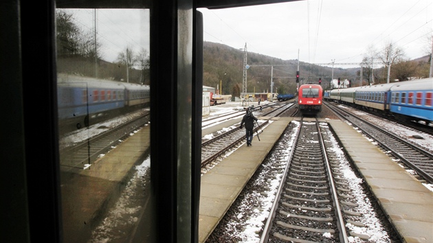 V Adamov na Blanensku jel vlak EuroCity po koleji, na kter stl osobk. Strojvedouc soupravu zastavil jen padest metr ped nm.