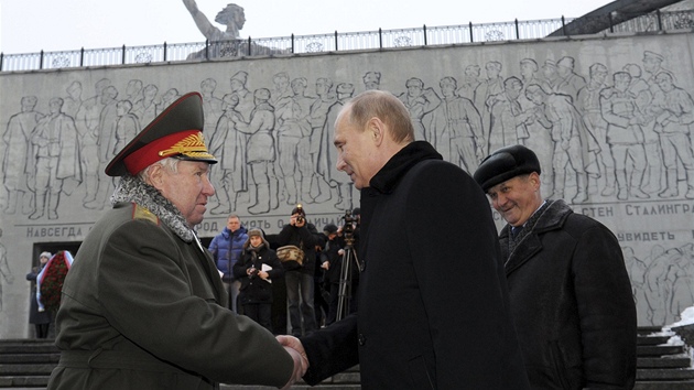 Vladimir Putin promlouv si v den 70. vro bitvy u Stalingradu pots rukou s vlenm veternem.