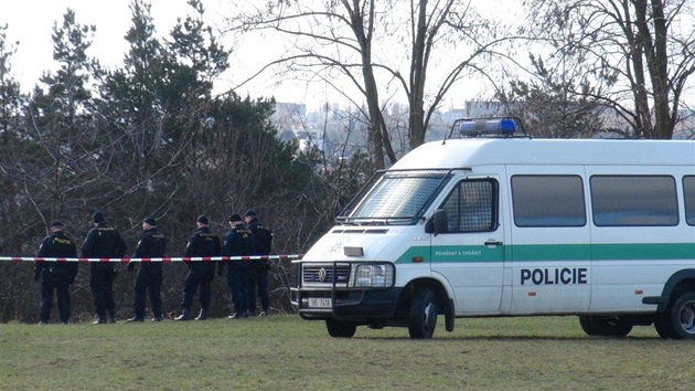 Policie prohledv okol hi v ulici Nad Pekakou na Kavch horch, kde byl nalezen mrtv mu.