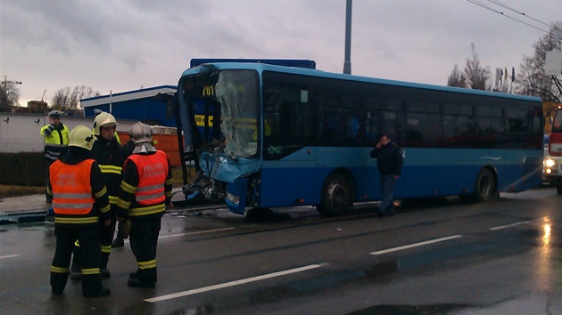 V Brn-Slatin se srazily dva autobusy (5. nora 2013).