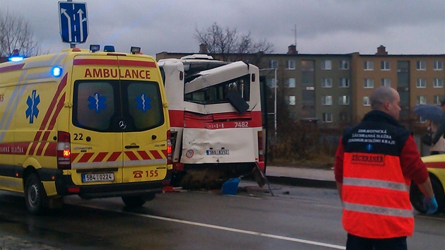 V Brn-Slatin se srazily dva autobusy (5. nora 2013).