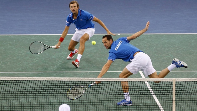 BRATE S͍. Francouzt tenist Michael Llodra (vpravo) a Julien Benneteau odolvaj izraelskmu vpadu.