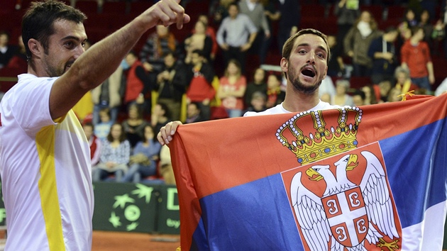 ZA VLAST. Srbt tenist Viktor Troicki (vpravo) a Nenad Zimonji slav vhru nad belgickou dvojic.