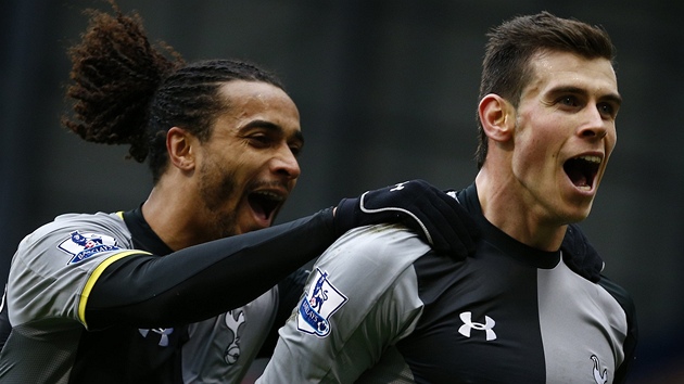 JE TAM! Benoit Assou-Ekotto (vlevo) se raduje s Garethem Bale z jeho glu. Tottenham vyhrl nad West Bromwichem 1:0.