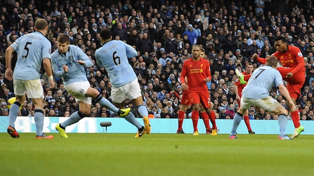 VYROVNNO. Daniel Sturridge z Liverpoolu (vpravo) stl gl Manchesteru City a vyrovnv na 1:1.