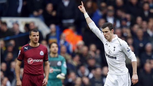 JE TAM. Gareth Bale z Tottenhamu (vpravo) se raduje ze svho glu do st Newcastlu.