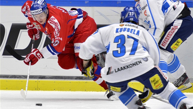 VYMAN SE? esk mladek Tom Hertl (v ervenm) bojuje v utkn Euro Hockey Tour s finskmi hokejisty.