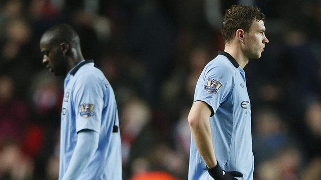 VÝPADEK. Yaya Touré (vlevo) a Edin Deko, fotbalisté Manchesteru City, smutní