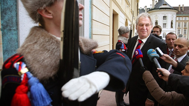 Milo Zeman dorazil do prezidentsk kancele Vclava Klause na Praskm hrad. (5. nora 2013)