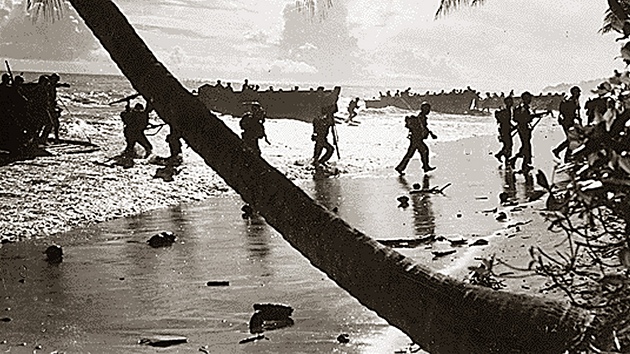 Vojci americkho nmonictva pi tninku na vylodn na tichomoskm ostrov Guadalcanal.