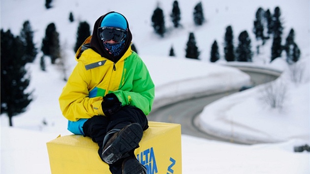 Tv znaky Horsefeathers je esk snowboardista Darek Bergmann.