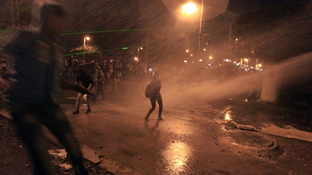 Mlad Egypan protestuj v Khie proti prezidentovi Mursmu.