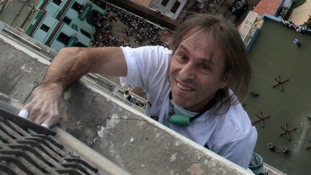 Francouz Alain Robert, pezdvan pavou mu (Spiderman) zdolal den po kubnskcgh parlamentnch volbch jeden ze symbol tto komunistick zem. Na havansk hotel Habana Libre vylezl za necelou plhodinu. 