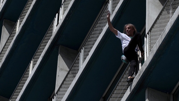 Alain Robert zdrav divky pi vstupu na havansk hotel Habana Libre. 