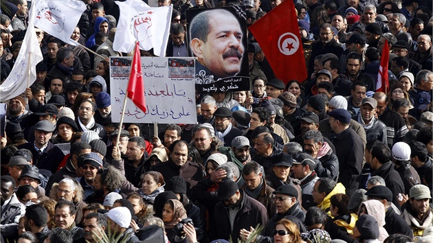 Tunisan vyrazili do ulic protestovat proti souasn vld pi pohbu opozinho politika.