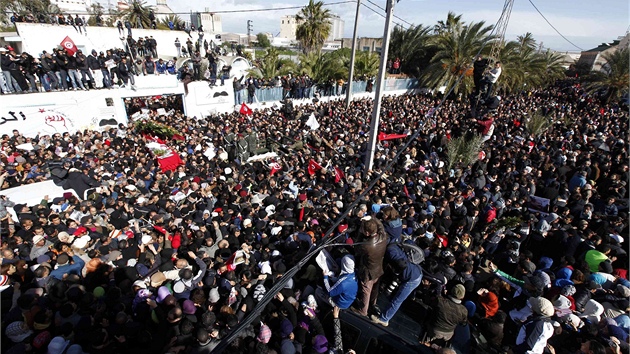 Smrt opozinho politika pivedla do ulic tisce demonstrant a vyvolala ostr nepokoje.