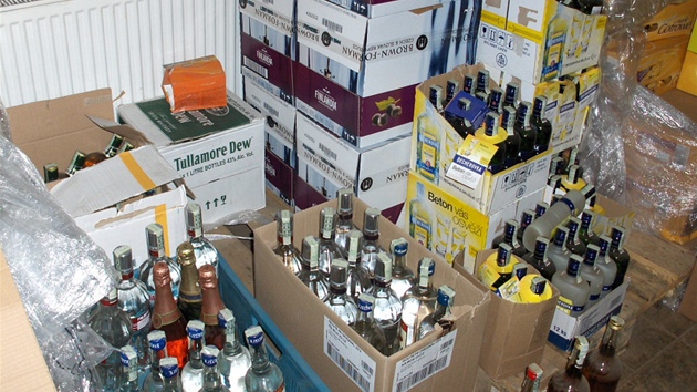 V neleglnm skladu byly i stovky lahv s etiketou Likrky Drak a dalch lihovin bez potebnch doklad