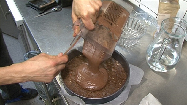 Kakaovou hmotu nalijte do dortov formy na pipravenou spodn st. 