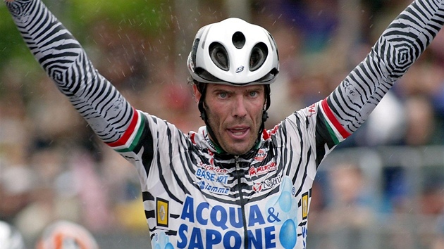 Mario Cipollini po vítzství v jedné z etap Gira v roce 2002