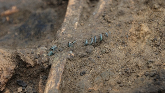 Na jedn z kost nali archeologov zbytek nramku.