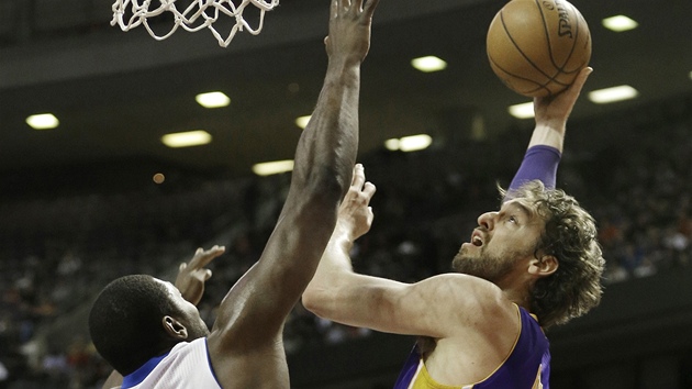 Pau Gasol (vpravo) z Los Angeles Lakers se sna zakonit pes brncho Jasona Maxiella z Detroitu. 