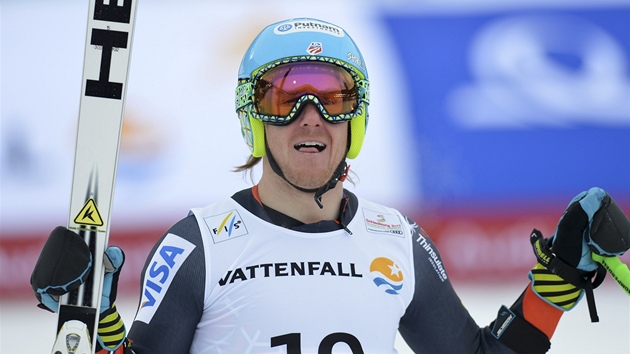 Americký lya Ted Ligety sleduje v cílovém prostoru, jak si vedou jeho soupei