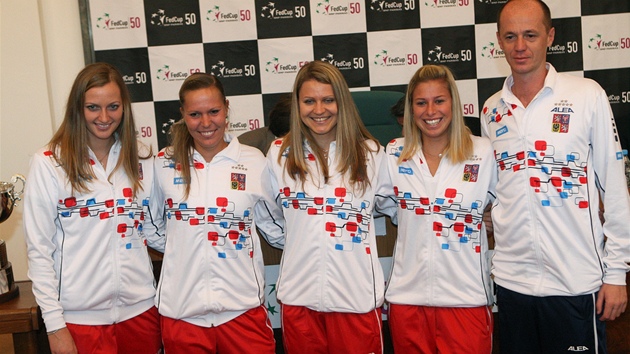 Los fedcupovho duelu s Austrli. Zleva Petra Kvitov, Lucie Hradeck, Lucie afov, Andrea Hlavkov a Petr Pla.