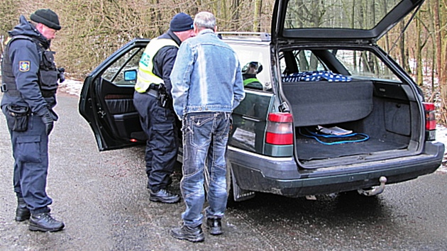 Policist ze specilnho tmu Krystal se pi kontrolch v pohrani intenzivn zamuj na drogy.