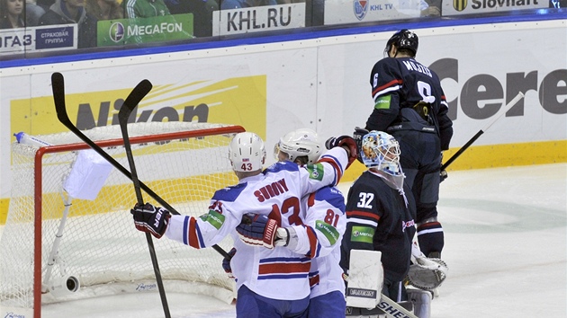 Tom Surov a Marcel Hossa z tmu Lev Praha se raduj z glu v brance Slovanu. Zklaman obrnce Tom Moj a brank Jaroslav Janus ze Slovanu.