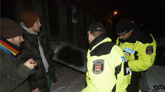 Nelegální noní akci herecké trojice pekazila policie. 