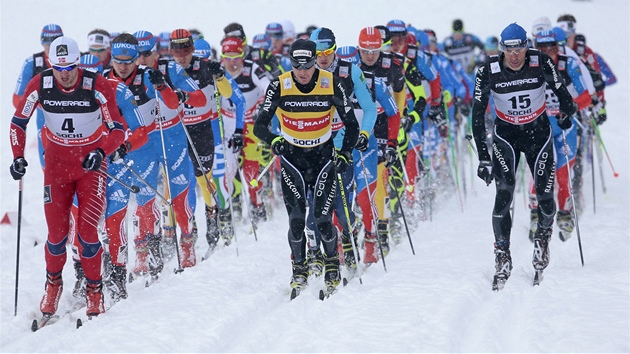 BALK. vcarsk lya Dario Cologna (uprosted) vede jednu ru bc v zvod Svtovho pohru v Soi. 