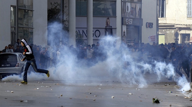 Policie rozehnala protestujc Tunisany slznm plynem. 