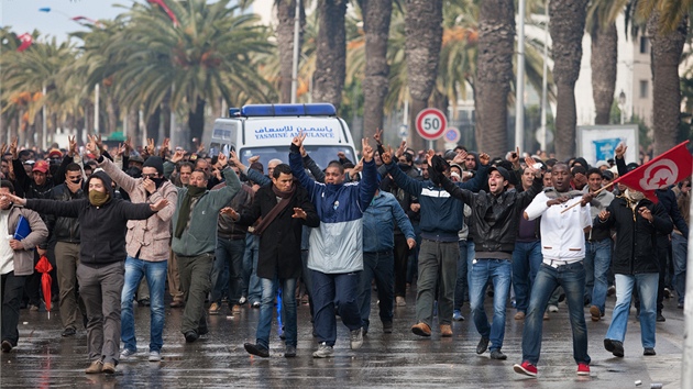 Tisce Tunisan protestovaly proti vld po smrti opozinho vdce ukrho Bilajda. 