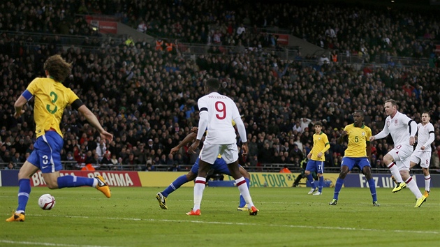 GL! Anglick tonk Wayne Rooney (vpravo) skruje proti Brazlii.