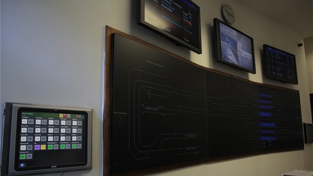 Hlavn panel zobrazuje provoz na praskm hlavnm ndra a okolnch tratch. Vedlej dotykov displej slou k ovldn osvtlen a vyhvn vhybek.