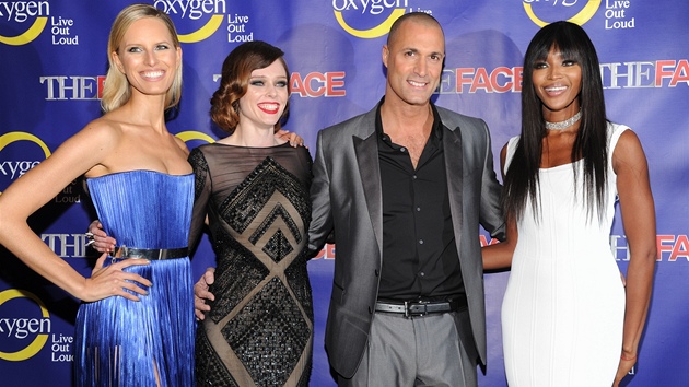 Karolna Kurkov, Coco Rocha, Nigel Barker a Naomi Campbellov na premie poadu The Face (New York, 5. nora 2013) 