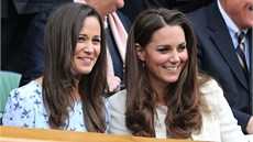 Pippa Middletonová (vlevo) a Kate, vévodkyn z Cambridge ve Wimbledonu.