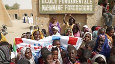 koláci oslavují znovuotevení základní koly v Timbuktu.