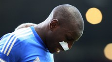 TO ROZDÝCHÁ. Demba Ba, útoník Chelsea, opoutí trávník poté, co utrpl rám