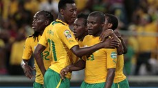 OSLAVA. Jihoafrití fotbalisté slaví gól ve tvrtfinálovém zápase proti Mali.