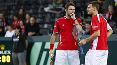 JAK NA ECHY? výcartí tenisté Stanislas Wawrinka (vlevo) a Marco Chiudinelli