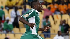 Z PÍMÉHO KOPU. Emmanuel Emenike z Nigérie se raduje ze svého gólu ve